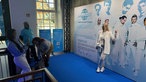 Frau posiert vor Fotowand