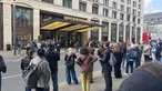 Außenfassade des Breidenbacher Hofs an der Königsallee in Düsseldorf. Viele Menschen sind vor dem Gebäude versammelt.
