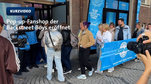 Warteschlange vor dem Pop Up Store der Backstreet Boys in der alten Kämmerei in Düsseldorf