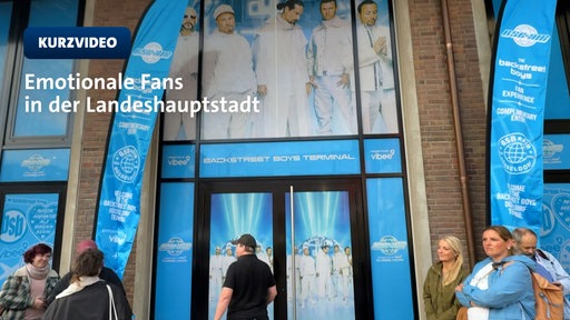 Wartende Fans vor dem Pop Up Store in der alten Kämmerei in Düsseldorf