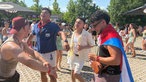 Vier Männer tanzen ausgelassen.