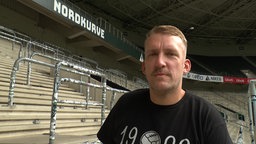 Ein Mann im Stehblock des Borussia Parks