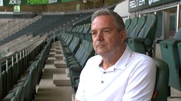 Mann sitzt im Borussia Park