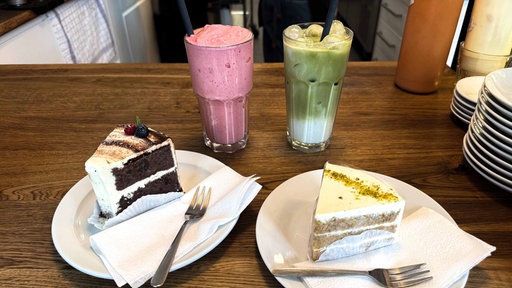 Erdbeer Latte und Matcha Latt mit Gebäcl