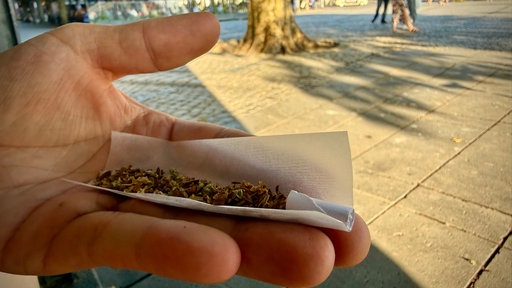 Ein Joint wird am Düsseldorfer Burgplatz gedreht