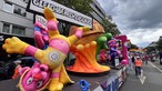 Ein bunter Paradewagen, der für Gleichberechtigung steht.