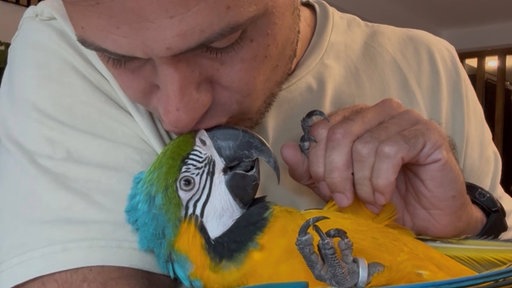 Daniel Richter und seine Papageiendame Pina