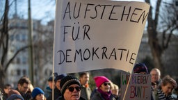 Symbolbild: Auch 2024 hatte unter anderem das Bündnis "Düsseldorf stellt sich quer" schon gegen die AfD demonstriert. Es ist ein Schild zu sehen mit der Aufschrift "Aufstehen für Demokratie"