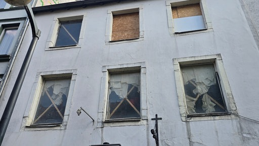 Fenster zeigen leere Wohnungen in einem Haus