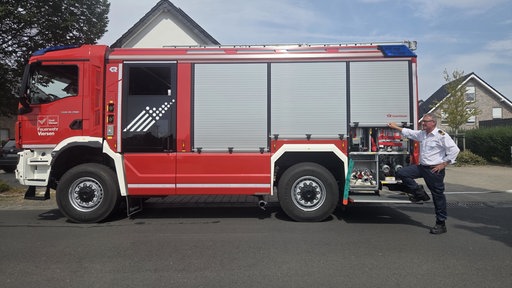 Frank Kersbaum vor einem Feuerwehrwagen in Viersen