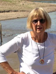 Barbara Schulze vor auf dem Trockenen liegenden Schiffen 