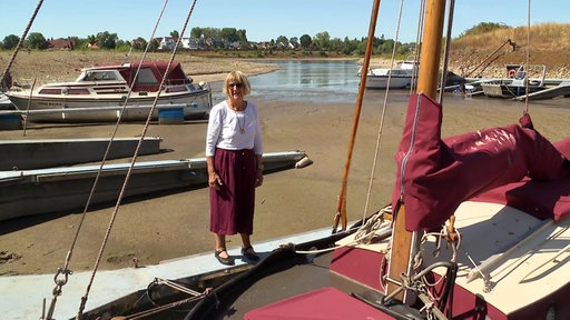 Barbara Schulze auf einem Boot im ausgetrockneten Hafen