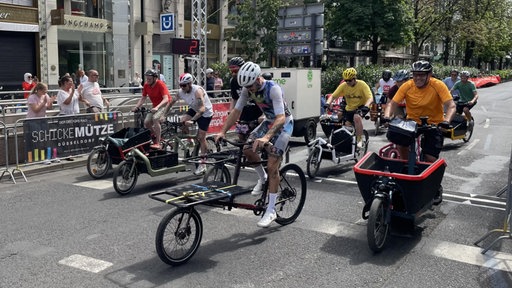Männer mit Lastenrad fahren Rennen