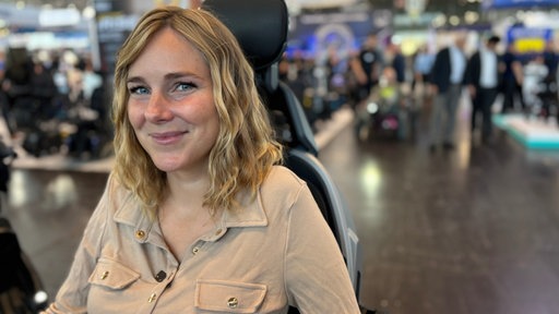 Svenja Gluth in ihrem Rollstuhl auf der Rehacare in Düsseldorf