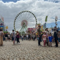Imbissbuden und Fahrgeschäfte auf der Düsseldorfer Rheinkirmes mit Blick aufs Riesenrad