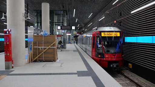 Eine Stadtbahn steht im noch nicht ganz fertiggestellten Terminal-Bahnhof der U81 am Flughafen