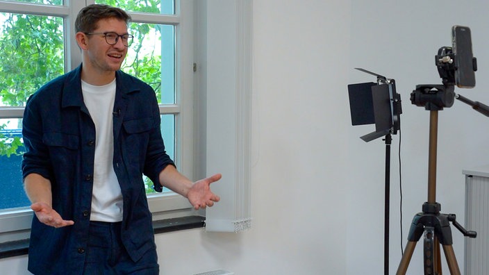 Fabian Zachel filmt ein Kurzvideo in seinem Büro.