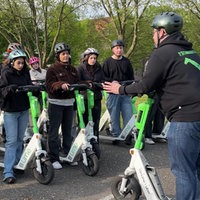 So lernen Schüler den Umgang mit E-Scootern