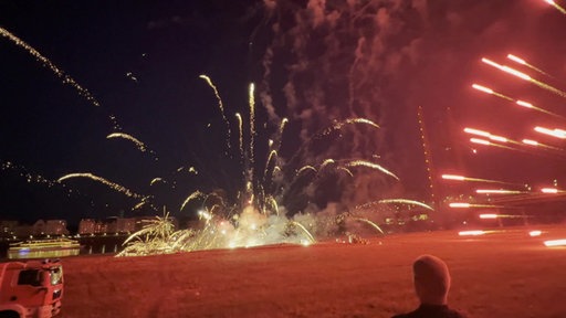 Querschläger, die nah über dem Boden explodieren, beim Unfall mit dem Feuerwerk auf der Rheinkirmes