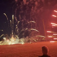 Querschläger, die nah über dem Boden explodieren, beim Unfall mit dem Feuerwerk auf der Rheinkirmes