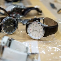 Symbolbild: Erbeuteter Schmuck liegt nach einem Einbruch bei der Polizei. Unter anderem sind Uhren zu sehen.