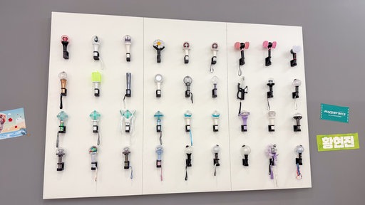 Wand mit K-Pop Light Sticks