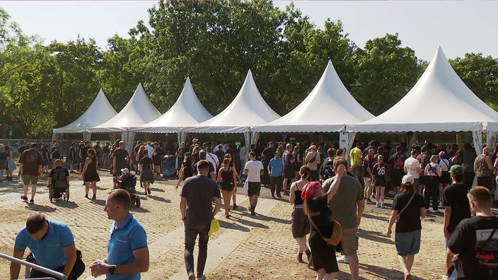 Besucherinnen und Besucher am Eingang des Konzert-Gelände 