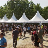 Besucherinnen und Besucher am Eingang des Konzert-Gelände 
