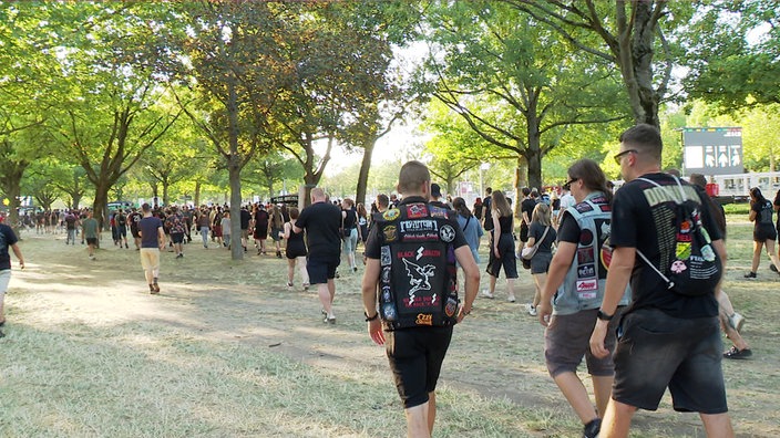 Besucherinnen und Besucher auf dem Weg zum Konzert 