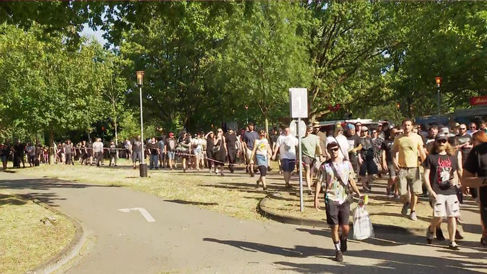 Besucherinnen und Besucher auf dem Weg zum Konzert