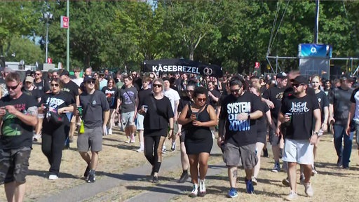 Besucherinnen und Besucher auf dem Weg zum Konzert
