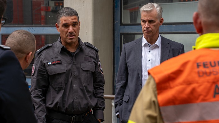 Shiran Luzon und Gil Yaron sprechen mit der Düsseldorfer Feuerwehr.