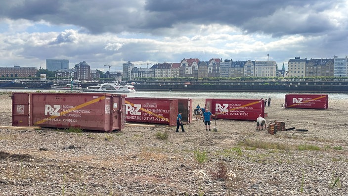 In solchen Containern wird das Rheinkirmes-Feuerwerk in diesem Jahr aufgebaut.