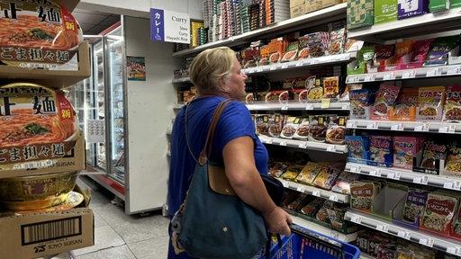 Frau sucht nach Zutaten in einem japanischen Supermarkt