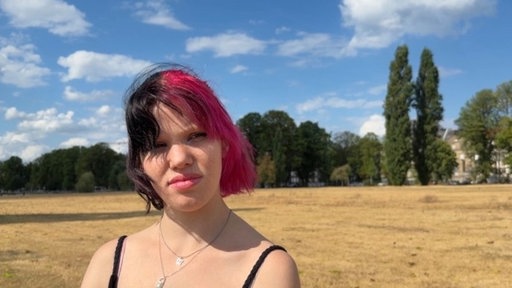 Alexandra Riepe am Düsseldorfer Rheinufer.