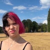 Alexandra Riepe am Düsseldorfer Rheinufer.