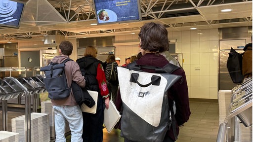 Studierende der HHU holen sich ein Mittagessen in der Hauptmensa