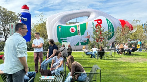Über das Gelände verteilt sind riesige Produkte, die Henkel herstellt - hier eine Persilflasche