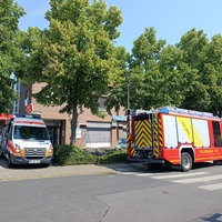 Feuerwehrautos vor einem Seniorenheim
