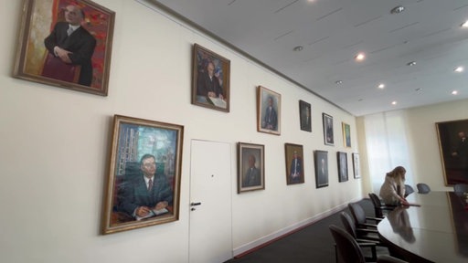 Der Ältestenratssaal im Düsseldorfer Rathaus: Hier hängen viele Bilder der ehemaligen Bürgermeister der Stadt.