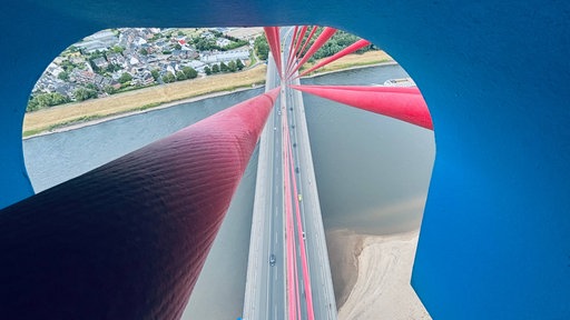 Autos auf der Fleher Brücke von oben 