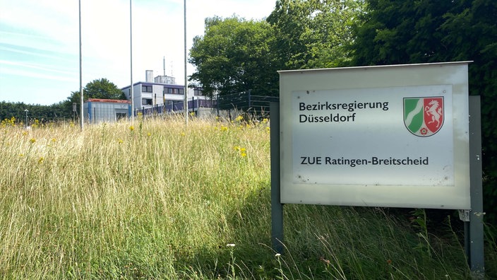 Schild vor künftiger Standort der "Einrichtung für Asylgrenzverfahren" in Ratingen-Breitscheid