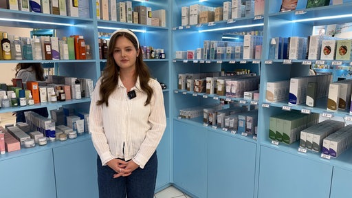 Junge Frau im K-Beauty-Store in Düsseldorf.