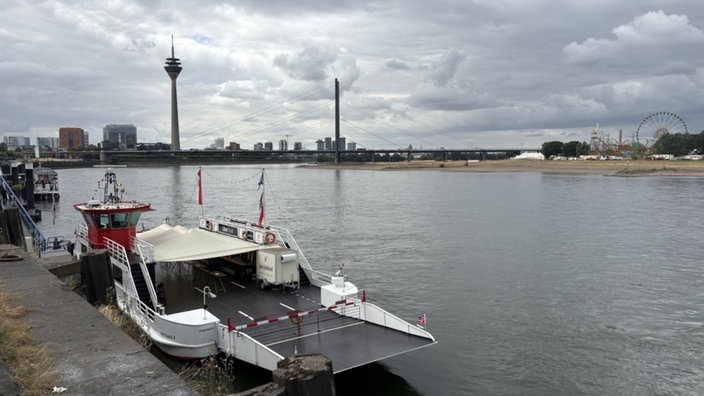 Die Fähre liegt am Anlegesteg in Düsseldorf auf dem Rhein 