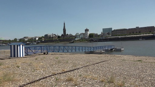 Anleger der Kirmesfähre am Düsseldorfer Rheinufer
