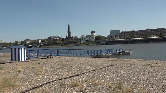 Anleger der Kirmesfähre am Düsseldorfer Rheinufer