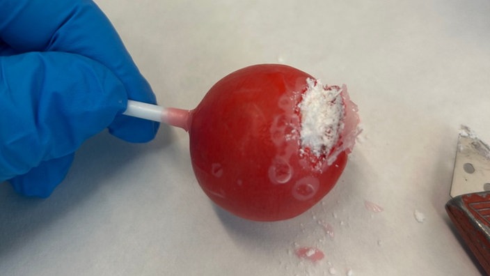 In einem roten Lolli ist Kokain versteckt 