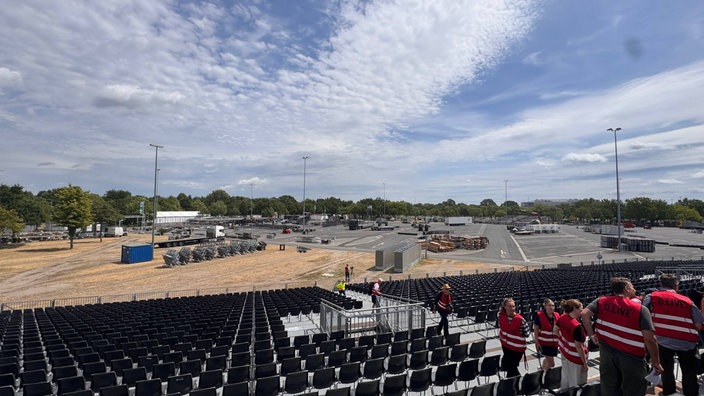 Der Blick von den Sitzplätzen auf die Konzertfläche vor der Düsseldorfer Merkur Spiel-Arena.