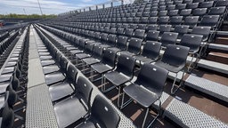 Die aufgebauten Sitzplätze auf der Open-Air-Konzertfläche in Düsseldorf.
