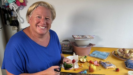 Frau bereitet Frühstück in einer Bento-Box zu